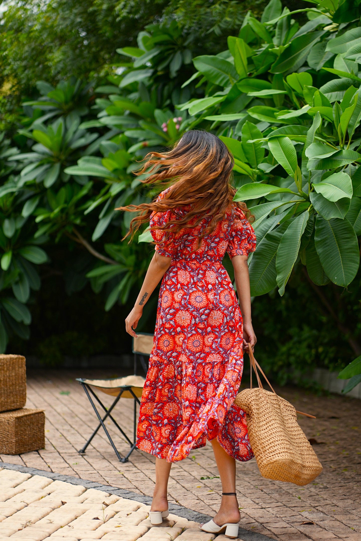 V-neck balloon sleeved dress