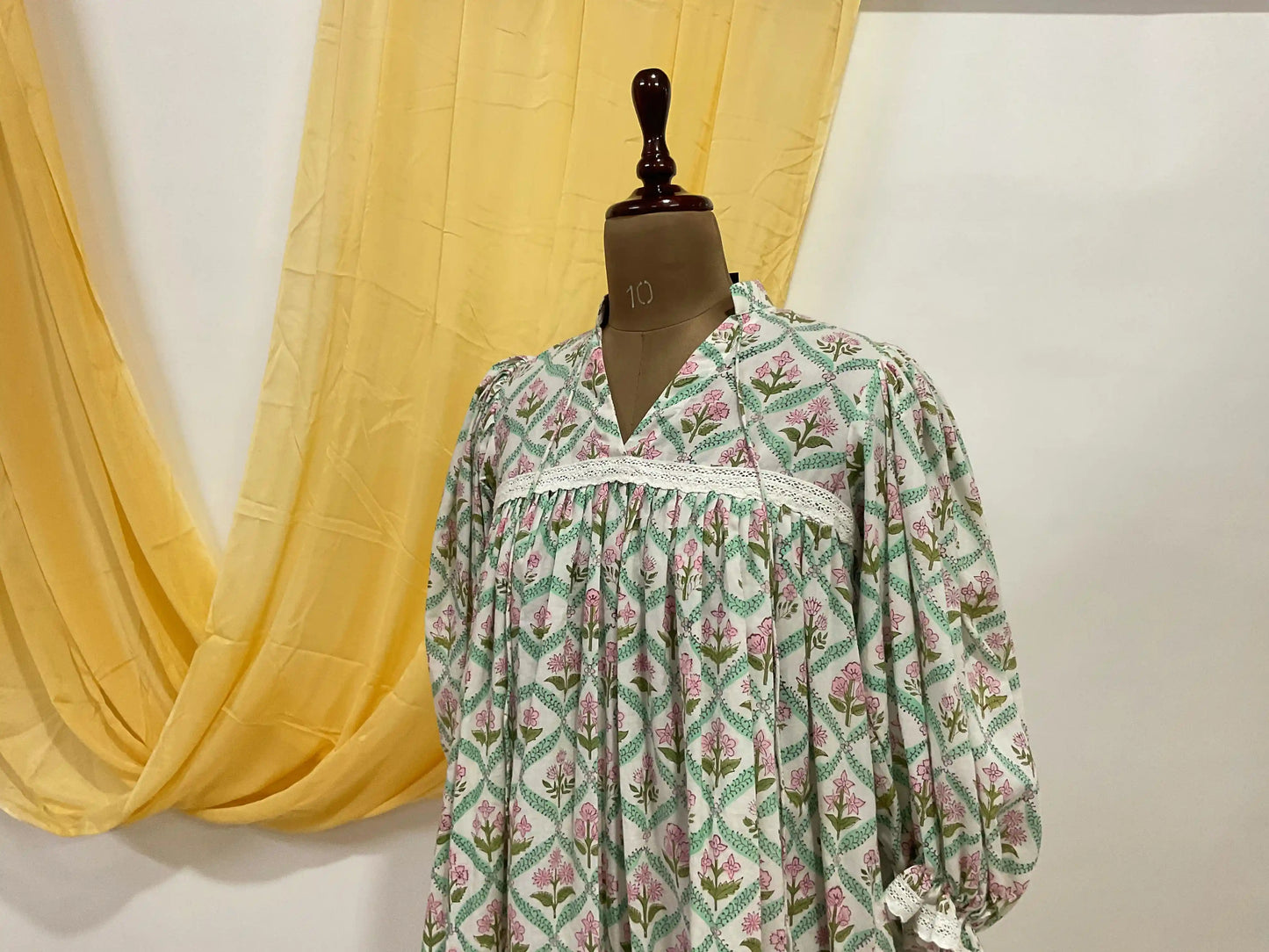 Balloon-sleeved A-line dress