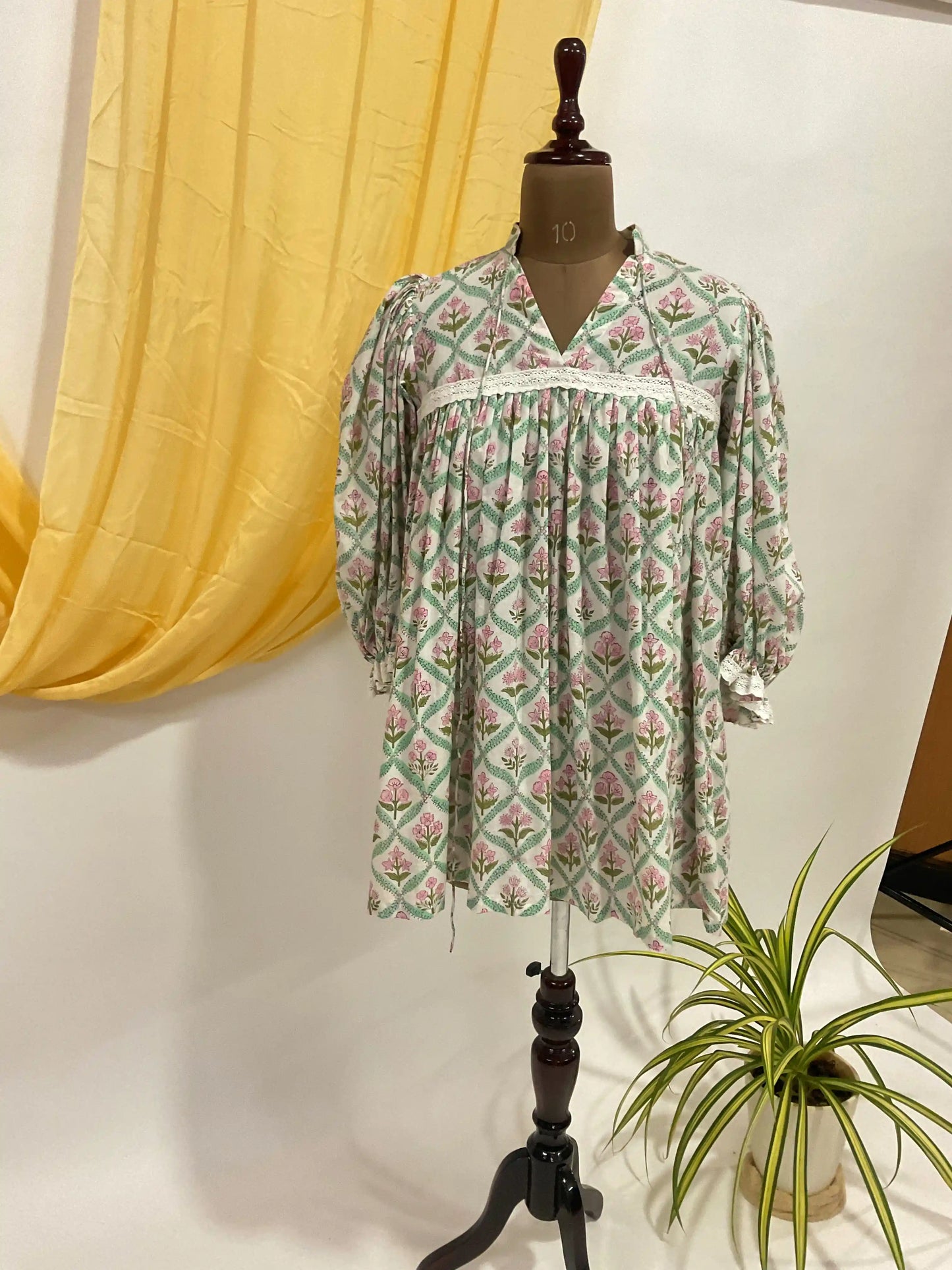Balloon-sleeved A-line dress