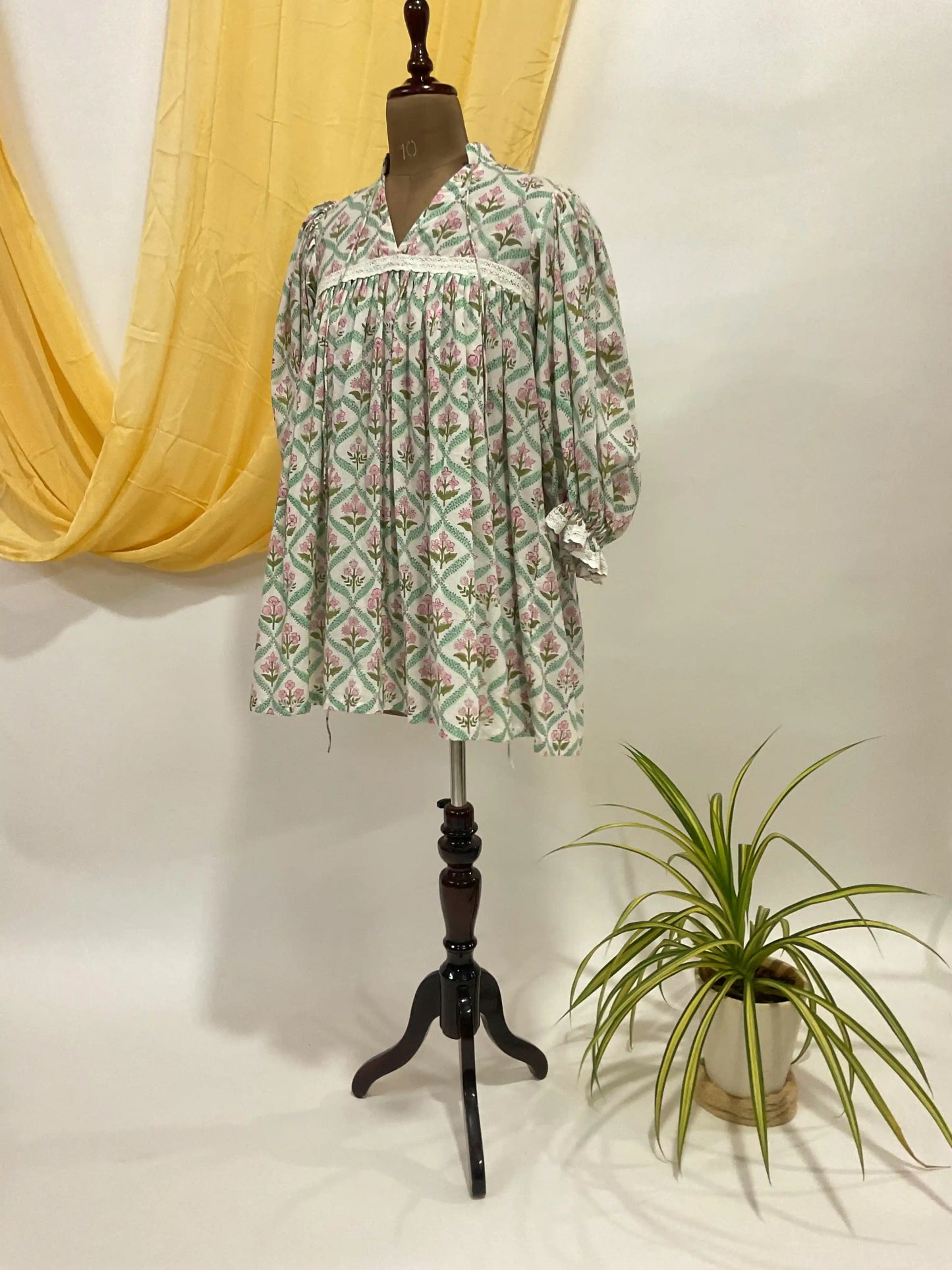 Balloon-sleeved A-line dress